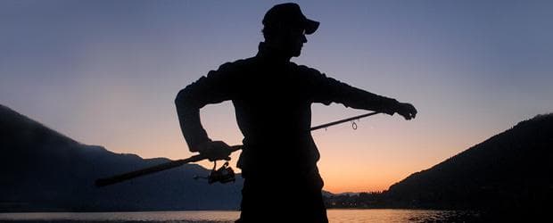fishin frenzy merkur slot bild von angler auf bergsee im sonnenaufgang